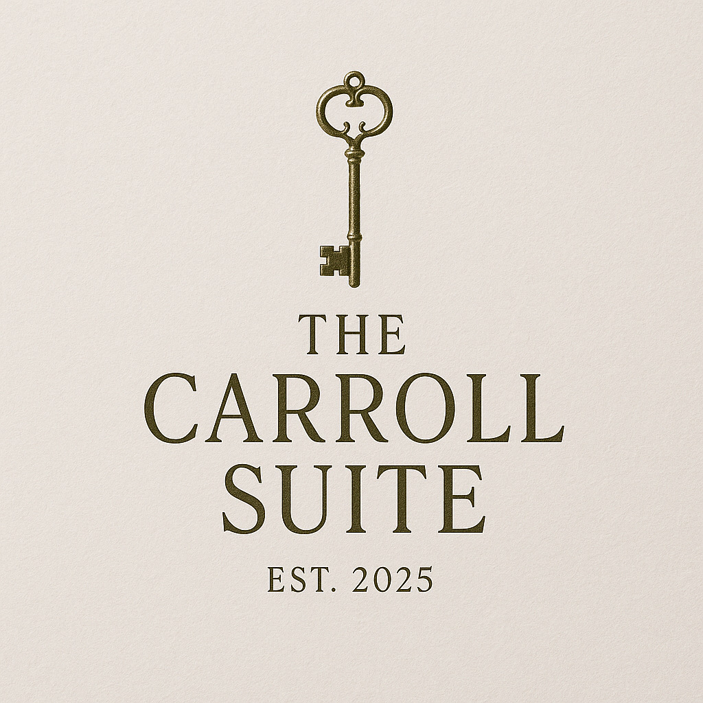 Logo de The Carroll Suite, con llave antigua.